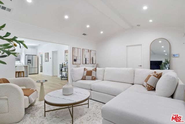 8226 Fountain Avenue, West Hollywood CA: https://media.crmls.org/mediaz/9b53e68e-bba0-4613-86be-f2f7a6f1e891.jpg