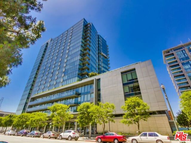 1155 S Grand Avenue, Los Angeles CA: https://media.crmls.org/mediaz/9b546520-c4bf-46ef-a631-9b681867f08a.jpg