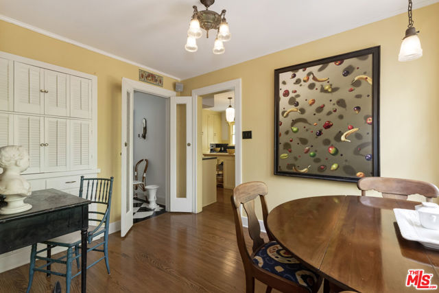 232 N Arden Boulevard, Los Angeles CA: https://media.crmls.org/mediaz/9b54f725-b8eb-4b16-9e0e-34e3bf9391ca.jpg