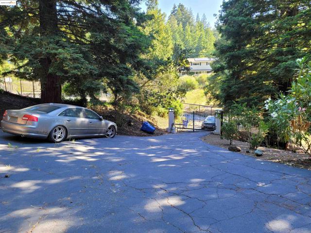 40 Hilldale Ct, Orinda CA: https://media.crmls.org/mediaz/9b56aadc-6517-4411-8d84-1064798dfe45.jpg