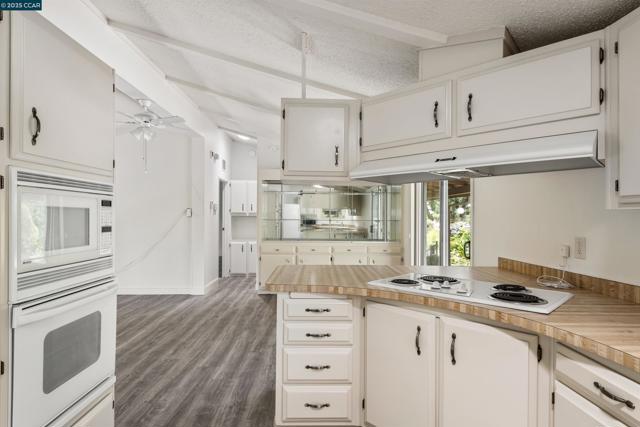 1201 Monument Blvd, Concord CA: https://media.crmls.org/mediaz/9b581d5a-a335-479a-8fcb-453938e64b88.jpg