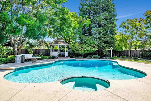 216 Salamanca Ct, San Ramon CA: https://media.crmls.org/mediaz/9b5926b1-c4b0-4b00-bd26-80067956117d.jpg