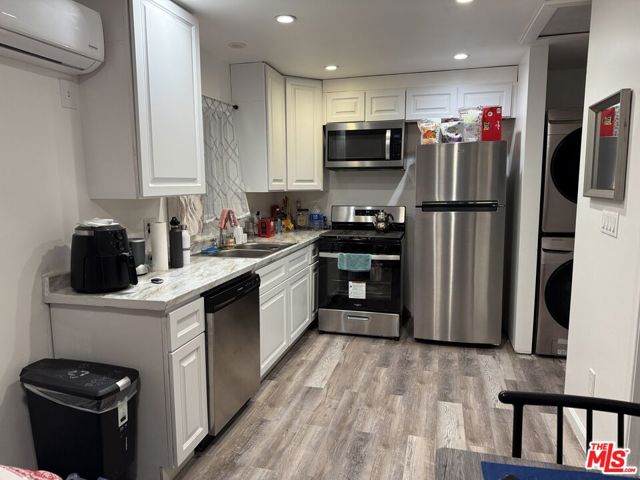 1501 Hartsook Street, Sherman Oaks CA: https://media.crmls.org/mediaz/9b5a47f4-3f97-4de7-bd4b-a266b893207f.jpg