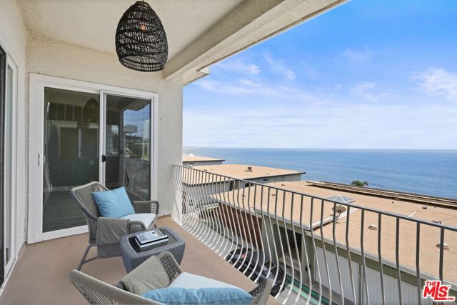 18103 Coastline Drive, Malibu CA: https://media.crmls.org/mediaz/9b5a4971-50af-452a-ab3f-6c338e429994.jpg