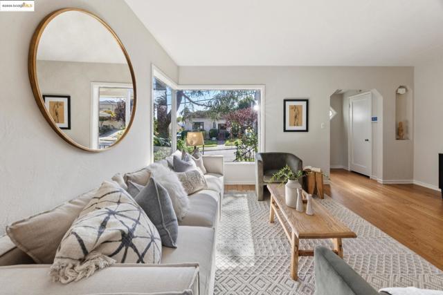 5318 Fleming Avenue, Oakland CA: https://media.crmls.org/mediaz/9b5ae578-2cfe-41a4-a700-b998e5b0e38f.jpg