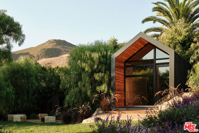 5637 Busch Drive, Malibu CA: https://media.crmls.org/mediaz/9b5b78a7-f1eb-460e-8f1f-1db0c0fc34c3.jpg