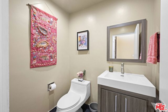 5951 Canterbury Drive, Culver City CA: https://media.crmls.org/mediaz/9b5c2a01-a613-4c6f-9c38-5fec451387cb.jpg