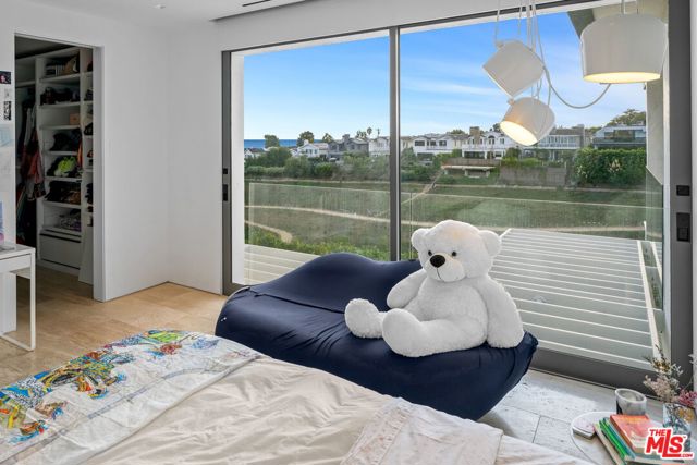 623 Alma Real Drive, Pacific Palisades CA: https://media.crmls.org/mediaz/9b5c37b3-3a87-4592-b0d7-cbc73a0ae514.jpg