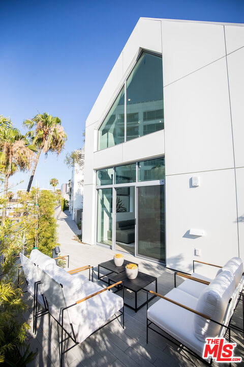 8600 Wilshire Boulevard, Beverly Hills CA: https://media.crmls.org/mediaz/9b5ce1df-ebfb-48bb-bfee-1e016b14ea27.jpg