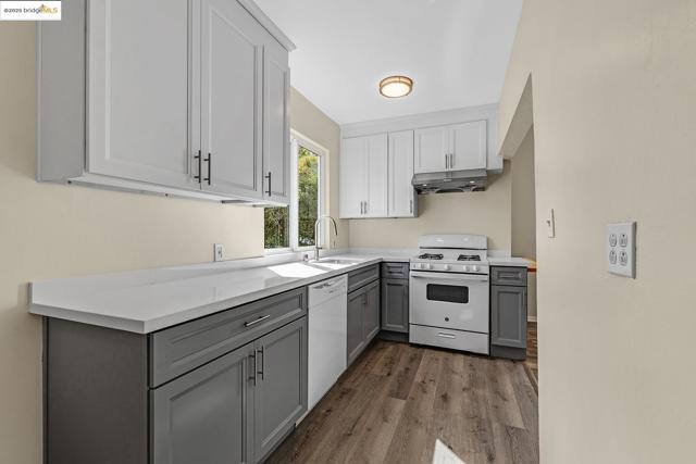 861 20Th St, Oakland CA: https://media.crmls.org/mediaz/9b5efce4-987d-48c0-804d-907836c9f108.jpg