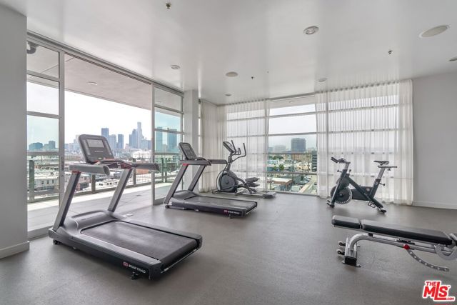 527 Molino Street, Los Angeles CA: https://media.crmls.org/mediaz/9b5f0ff0-14d2-4c32-83c2-29e85ad71aea.jpg
