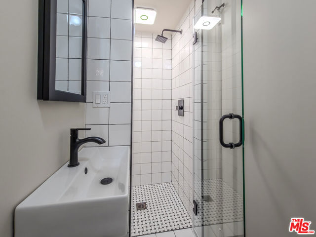 8967 St Ives Drive, Los Angeles CA: https://media.crmls.org/mediaz/9b5f3332-935f-4ac9-b8e5-ddd60ffe8751.jpg