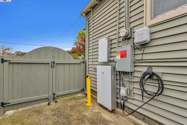 2019 E St, Hayward CA: https://media.crmls.org/mediaz/9b5f4f1b-43a8-4e13-9f82-b687abab8105.jpg
