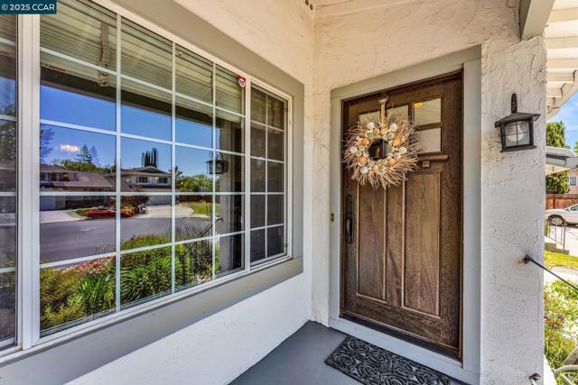 102 Monasterio Ct, San Ramon CA: https://media.crmls.org/mediaz/9b5febea-7728-4677-920a-748d735a428d.jpg
