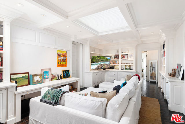 27540 Pacific Coast Highway, Malibu CA: https://media.crmls.org/mediaz/9b603dc7-9ea1-43c9-8c44-281d998af5ae.jpg