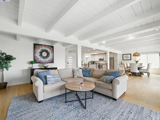 2323 Mastlands Dr, Oakland CA: https://media.crmls.org/mediaz/9b617046-9add-4e96-afee-2d4ca7ff0f69.jpg