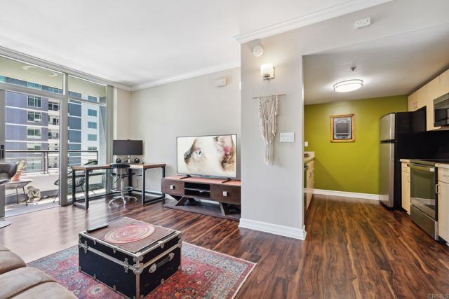 425 W Beech Street, San Diego CA: https://media.crmls.org/mediaz/9b61c4c5-f113-423b-a99c-27bd6f137e24.jpg