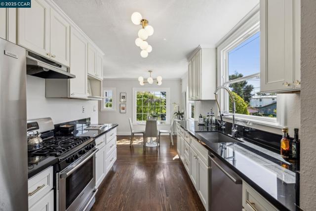 3036 Delaware St, Oakland CA: https://media.crmls.org/mediaz/9b633d1c-e45b-4618-8882-559a76090e5a.jpg