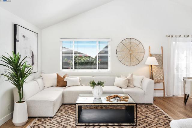 1001 Crellin Rd, Pleasanton CA: https://media.crmls.org/mediaz/9b63c6ad-52b5-4892-8235-6bcef592cfe0.jpg