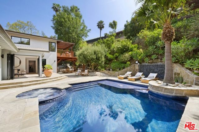 2716 Laurel Pass / Bypass, Los Angeles CA: https://media.crmls.org/mediaz/9b640f37-686b-4d7c-94bf-2b01a5cc666b.jpg