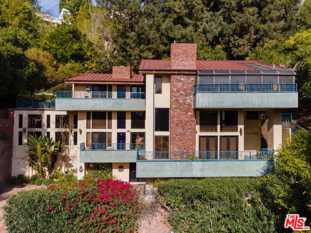 1242 Angelo Drive, Beverly Hills CA: https://media.crmls.org/mediaz/9b64958a-19f2-4ac1-af73-2c4fe98c9aac.jpg