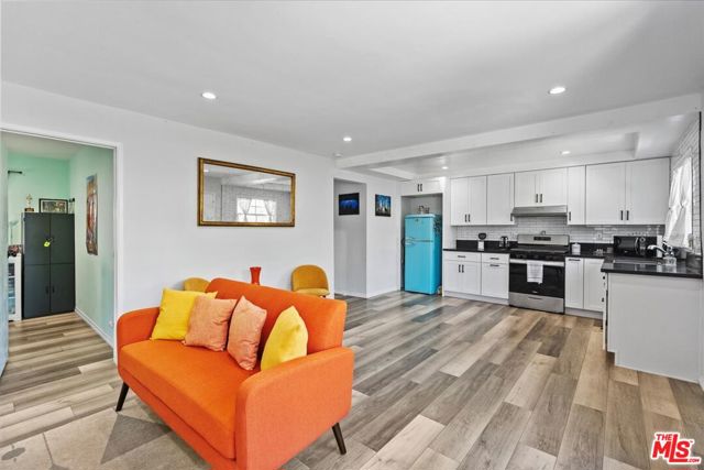 11710 Hartsook Street, Valley Village CA: https://media.crmls.org/mediaz/9b64c187-89ac-4a89-ac86-4c113f40d93f.jpg
