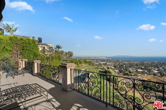1476 Via Cresta, Pacific Palisades CA: https://media.crmls.org/mediaz/9b653568-ba76-42a9-9e3b-0cad314870a6.jpg