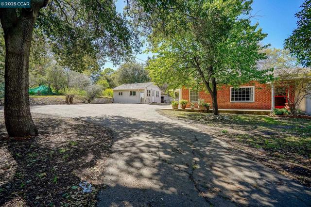1561 Farm Bureau Rd, Concord CA: https://media.crmls.org/mediaz/9b65d0d6-43e6-454e-a4ab-63550d5a88b7.jpg