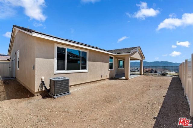 28903 Terrane Court, Santa Clarita CA: https://media.crmls.org/mediaz/9b662db3-6c81-4f9c-9cdc-52653063543f.jpg