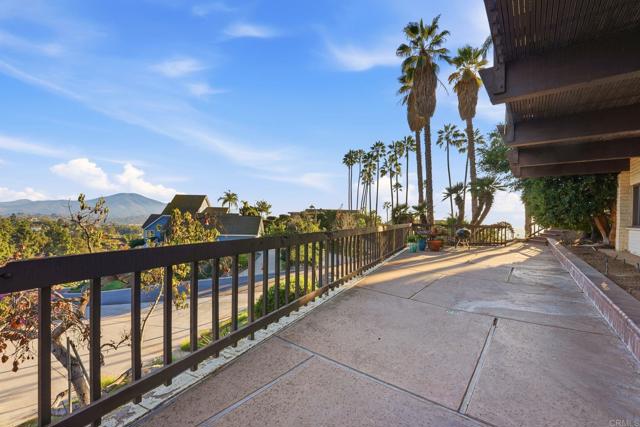 9902 Heavenly Way, La Mesa CA: https://media.crmls.org/mediaz/9b668080-c587-4c03-8101-5945458af8e3.jpg