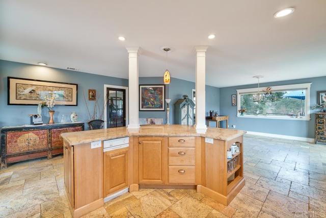 2719 Via Del Robles, Fallbrook CA: https://media.crmls.org/mediaz/9b674c0b-b9f9-4699-af9b-b484162930c1.jpg