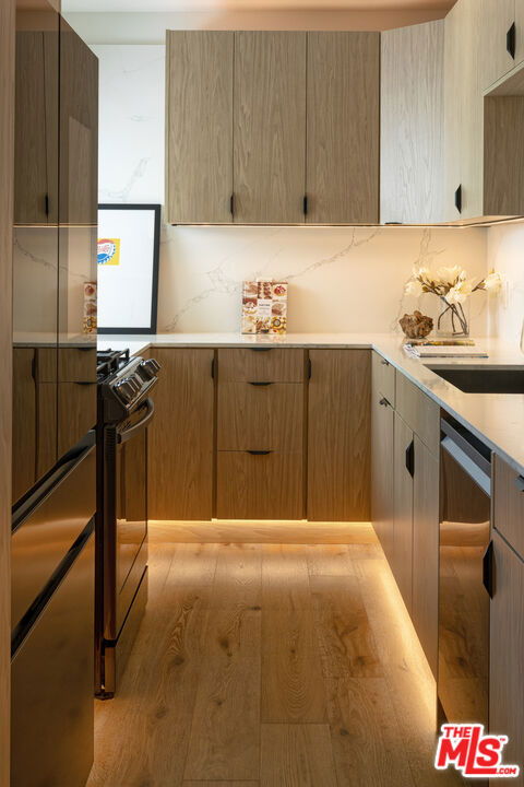 1233 N Laurel Avenue, West Hollywood CA: https://media.crmls.org/mediaz/9b67b7a8-8ad4-46f5-9103-ef00d8548cc8.jpg