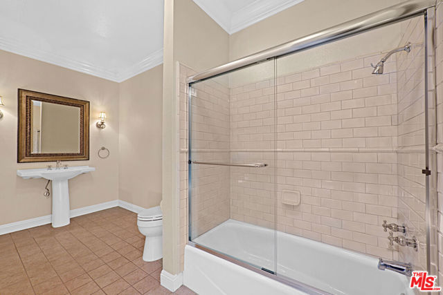4949 Genesta Avenue, Encino CA: https://media.crmls.org/mediaz/9b68ae7d-3b37-4805-b743-32d0132c0383.jpg