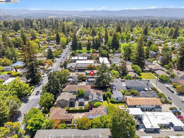 1002 Middle Ave, Menlo Park CA: https://media.crmls.org/mediaz/9b69eeb0-bc99-4daf-86a9-5f1c41c239f6.jpg