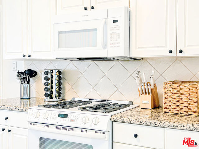 1173 Amherst Avenue, Los Angeles CA: https://media.crmls.org/mediaz/9b6a6cf2-b335-4081-af65-eb07c011b79d.jpg