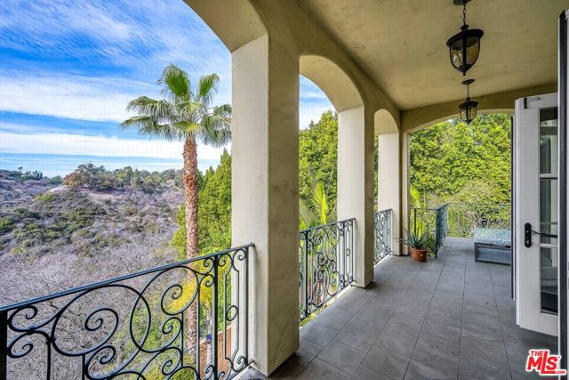 3110 Benedict Canyon Drive, Beverly Hills CA: https://media.crmls.org/mediaz/9b6a8182-5cc5-4540-8de4-ba21b67262f2.jpg