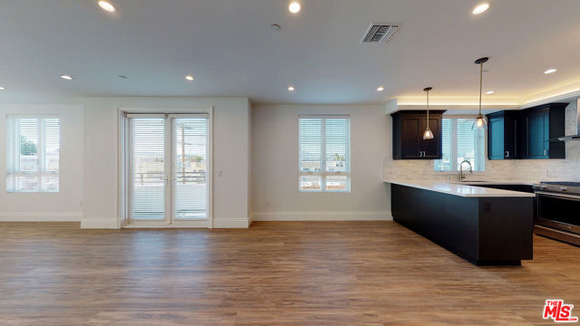 8700 Chalmers Drive, Los Angeles CA: https://media.crmls.org/mediaz/9b6b02ea-3ce4-4141-9509-951d15ef56e4.jpg