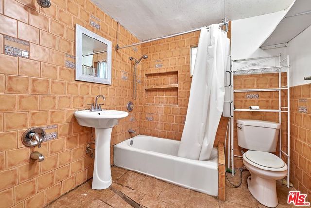 1612 Arlington Avenue, Los Angeles CA: https://media.crmls.org/mediaz/9b6b5a39-a0ee-47ba-9781-925d443bea31.jpg