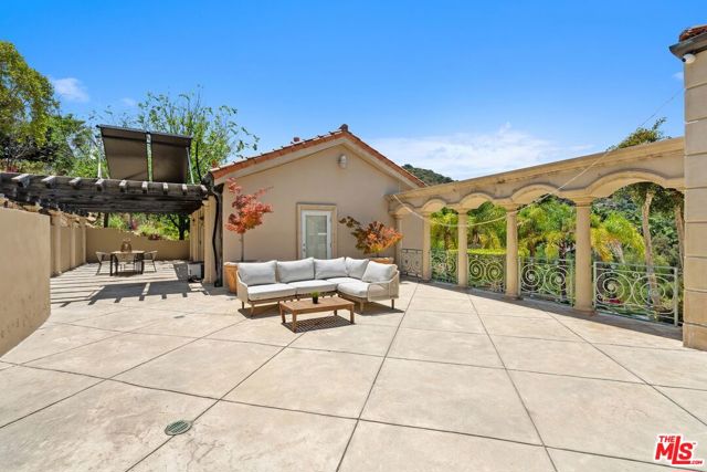 16980 Escalon Drive, Encino CA: https://media.crmls.org/mediaz/9b6c6b67-d3b3-4378-94a3-7ff1d1935655.jpg