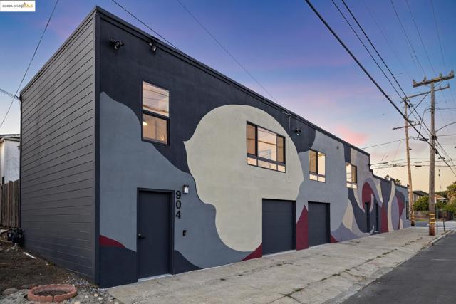904 41st St, Oakland CA: https://media.crmls.org/mediaz/9b6cefec-d5c7-46cb-80ec-beddf0146950.jpg