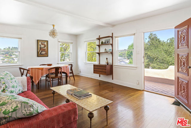 6196 Oak Crest Way, Los Angeles CA: https://media.crmls.org/mediaz/9b6d1b5a-1405-4422-a0f0-c192e6a0ce69.jpg