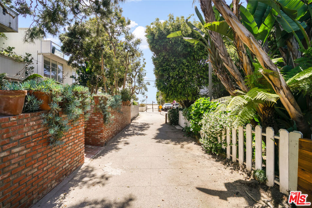 https://media.crmls.org/mediaz/9b6d47e3-faea-4cca-b532-83d98f0ae6f7.jpg?preset=X-Large