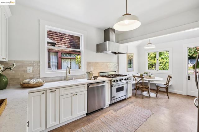 3019 Benvenue Ave, Berkeley CA: https://media.crmls.org/mediaz/9b6d7b21-d345-4412-b678-9e0225286def.jpg