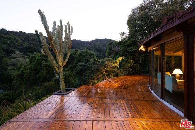 10018 Reevesbury Drive, Beverly Hills CA: https://media.crmls.org/mediaz/9b6db198-de31-4a2a-899e-51fa6f28e783.jpg