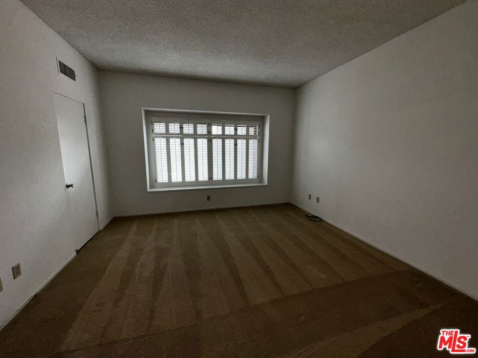 https://media.crmls.org/mediaz/9b6db210-86a7-4295-9403-b2858adeaef8.jpg?preset=X-Large