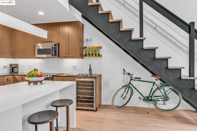 311 Oak St, Oakland CA: https://media.crmls.org/mediaz/9b6dfada-a549-44a9-bb18-ac1925b6e3aa.jpg