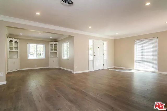 539 S Parish Place, Burbank CA: https://media.crmls.org/mediaz/9b6e45d5-230d-45b9-b7be-bba501db206f.jpg