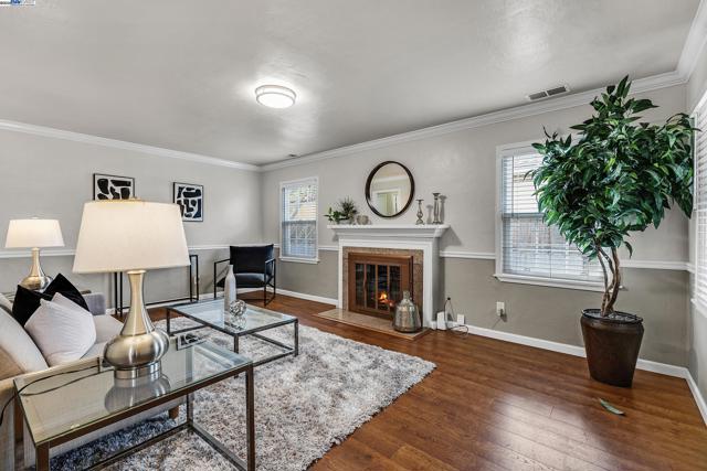15028 Grenda St, San Leandro CA: https://media.crmls.org/mediaz/9b6f0b11-7a30-473a-9f84-7d332121361a.jpg