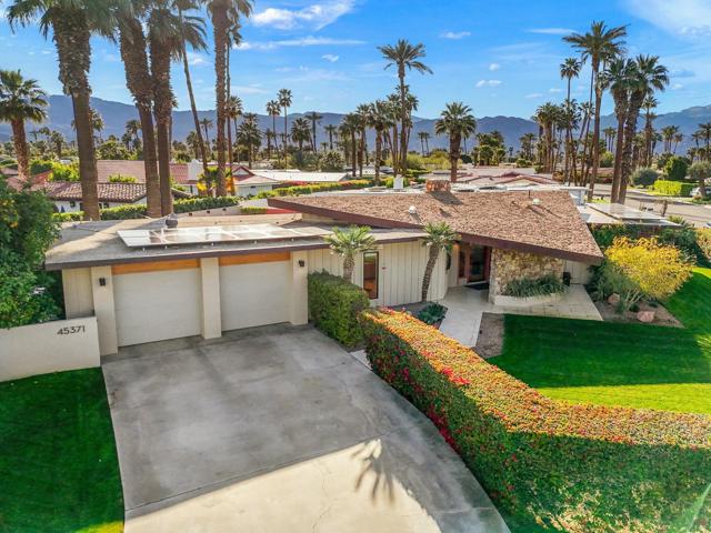 45371 Rancho Palmeras Drive, Indian Wells CA: https://media.crmls.org/mediaz/9b6f6543-0155-4873-8379-86d808a697e2.jpg