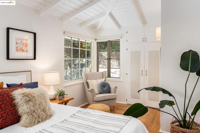 2976 Joaquin Miller Rd, Oakland CA: https://media.crmls.org/mediaz/9b6f859d-dd3d-435b-9b85-4d91e1abd825.jpg